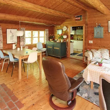 3 Bedroom Beautiful In Casa de Férias *